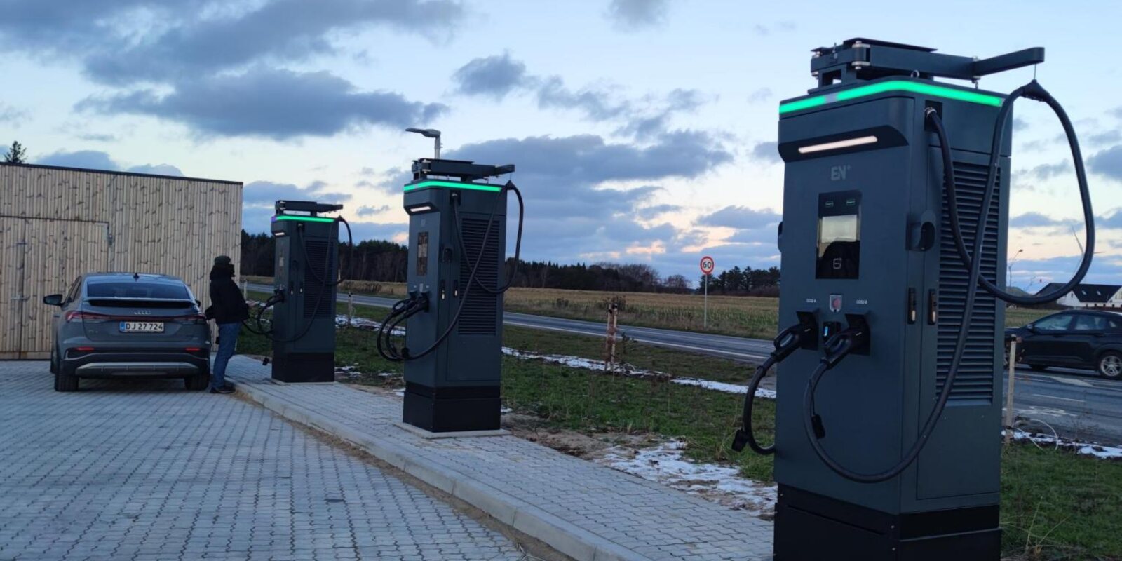 Vehículo eléctrico cargando en una estación EN Plus